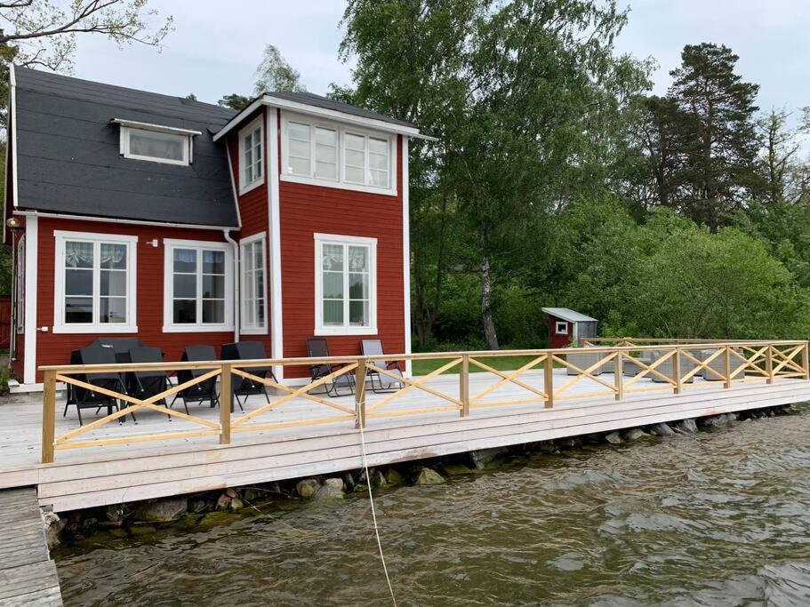 Waterfront House With Jacuzzi & Jetty In *